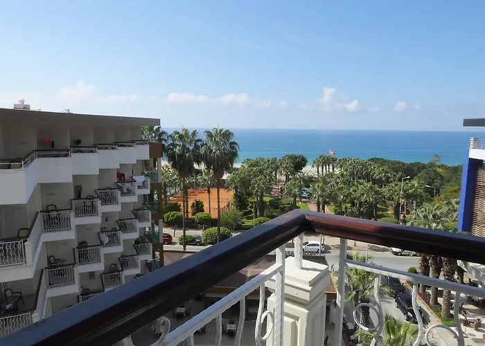 Riviera & מלון אלאניה