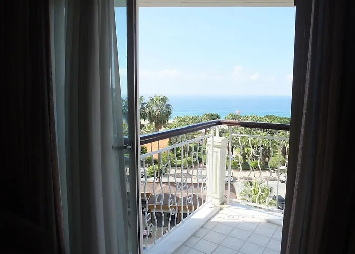 Riviera & 4* אלאניה